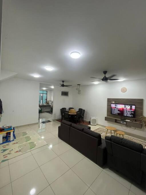 Hadeerna Homestay - Double Storey Terrace Chemor Exterior photo